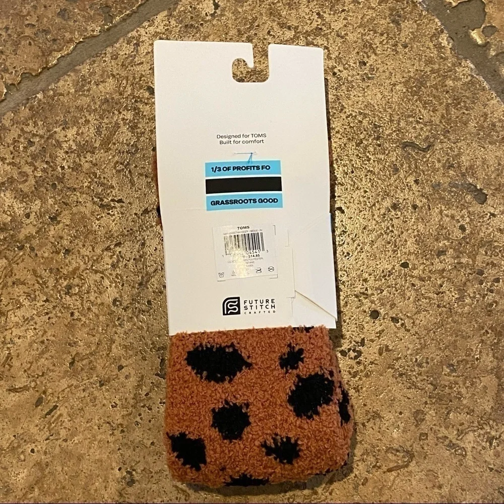 NWT~TOMS Leopard Print Fuzzy Crew Socks Size M